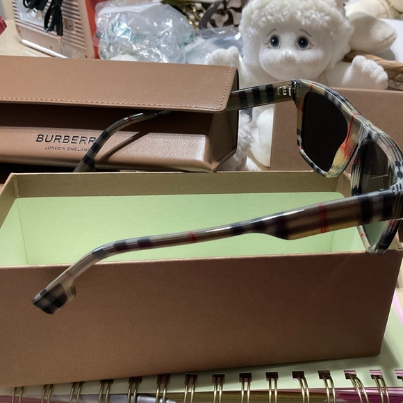 Burberry Black Sunglasses Sleek Design NWT - Picture 6 of 6